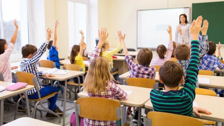 Cum se schimbă educația în România
