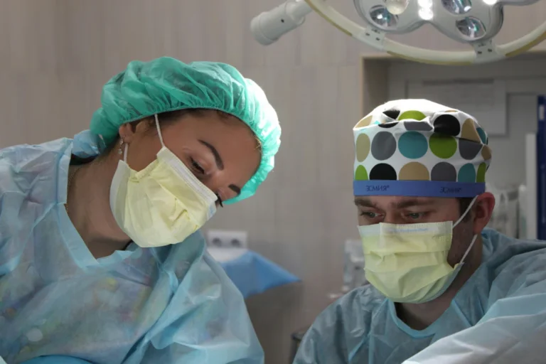 Ce se pregătește pentru salariile medicilor în 2026: diferențiere pe performanță, grilă unică și tăieri de sporuri